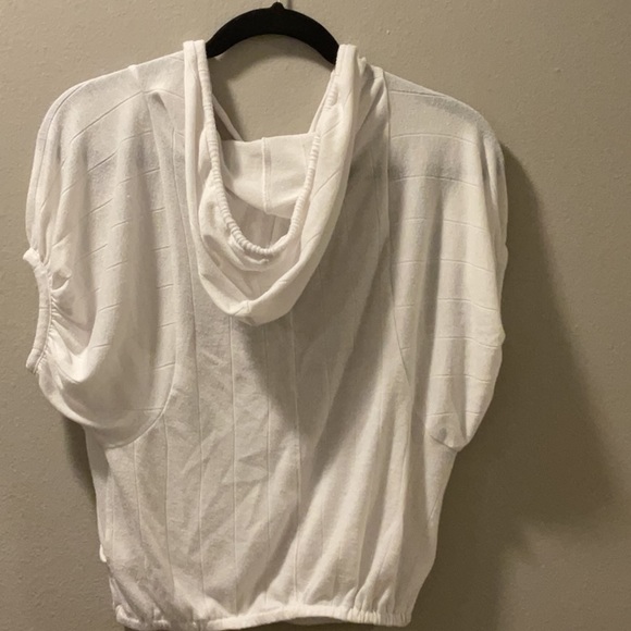 Decree brand women’s white pheasant top. - Picture 2 of 6